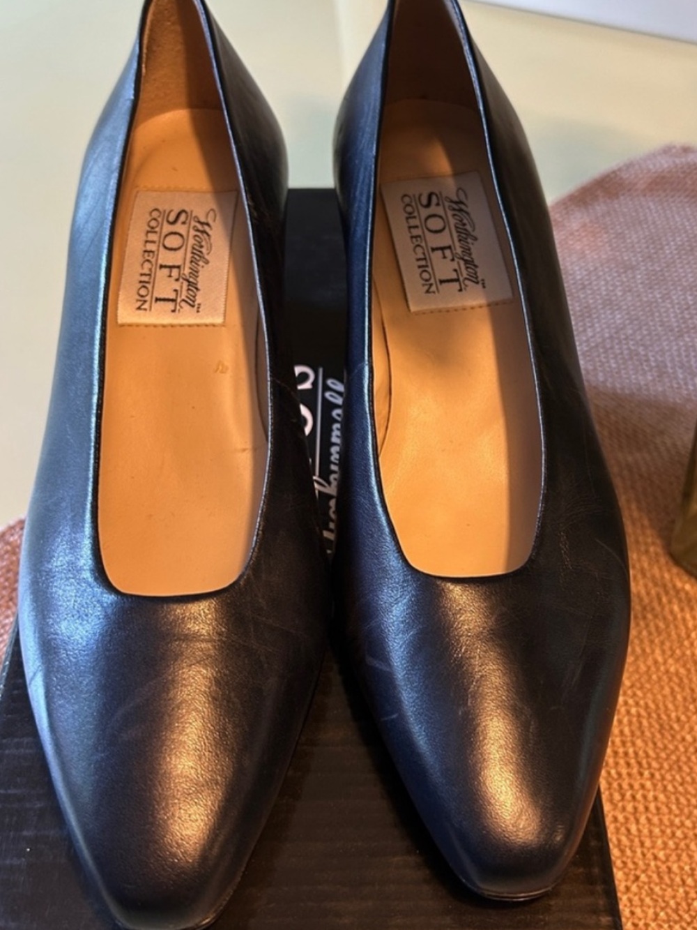 Hush Puppies Black Leather Pointed-Toe Pumps